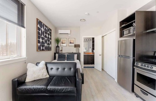 Belmont Apartment | Sunny Studio New Build AC + Fast WiFi