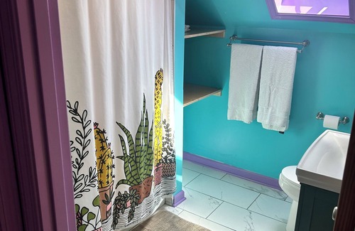 Lower West Side Apartment | Sunny Studio w/Skyline View in Pilsen, Chicago