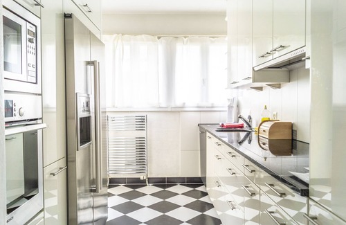 District 7 Apartment | Sunny & Stylish 3 Bedroom Apartment, 20 min from city centre. 1st Floor.