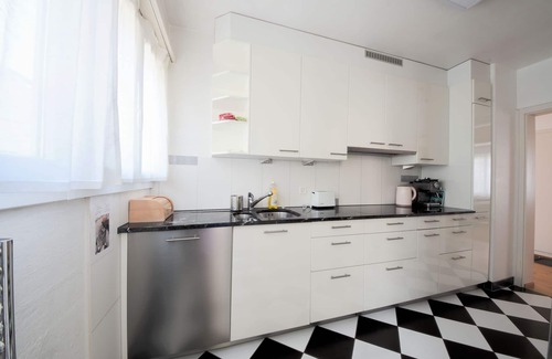 District 7 Apartment | Sunny & Stylish 3 Bedroom Apartment, 20 min from city centre. 1st Floor.