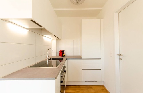 Weißgerber Apartment | Sunny & Stylish | 5★ Location, ♛ King Bed, Balcony