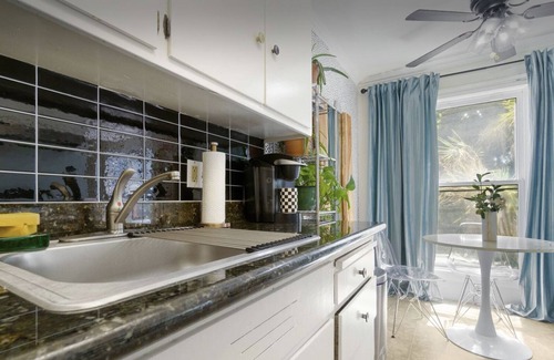 Oakland Condo | Sunny Stylish, Cozy King Condo near Lake & Downtown