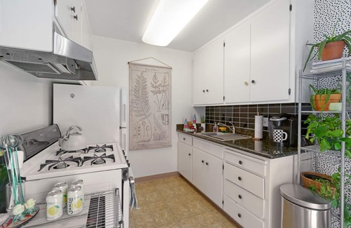 Oakland Condo | Sunny Stylish, Cozy King Condo near Lake & Downtown