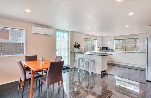 Pakuranga Heights House | Sunny Three Bedroom Pakuranga Delight