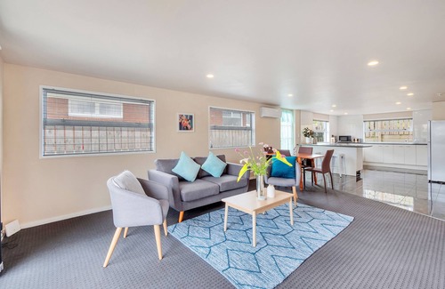 Pakuranga Heights House | Sunny Three Bedroom Pakuranga Delight