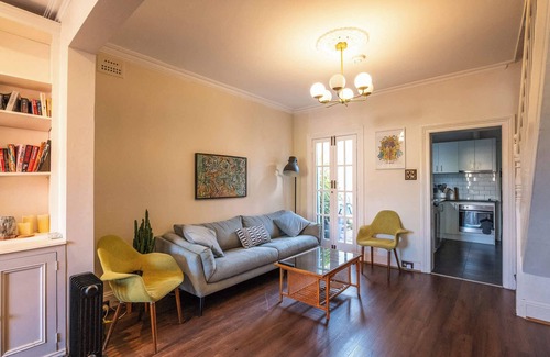 Newtown House | Sunny & Vibrant home in prime Newtown location