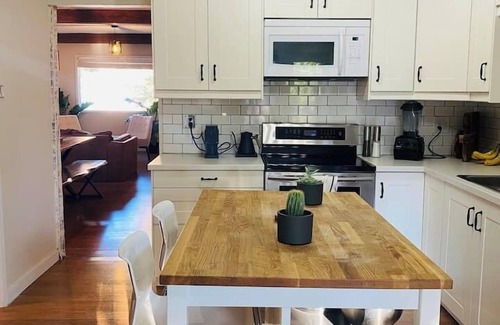 Sunnyside House | Sunnyside-3 br in Trendy Kensington-AC-Garage