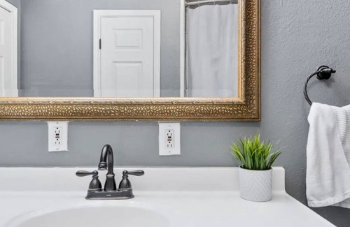 Bacliff Apartment | Sunnyside Retreat - 1 Block from Galveston Bay