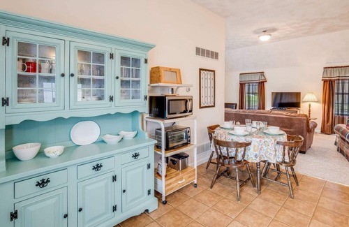 South Lowell Apartment | Sunnyside Up: Low winter rates, Fast WiFi, close to Lowell, Raytheon, HPE, Rt 93, Rt 495, & more