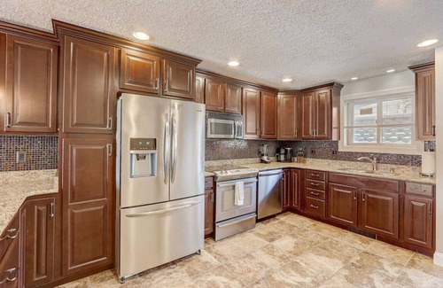 Lake Delton Condo | Sunrise Beach - LHC 611 · amily Fun - Walk to Noah's Ark!