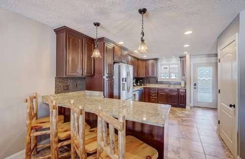 Lake Delton Condo | Sunrise Beach - LHC 611 · amily Fun - Walk to Noah's Ark!