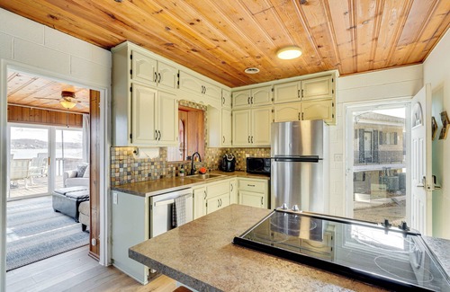 Sunrise Beach Cabin | Sunrise Beach Lake House w/Water Views & Dock!