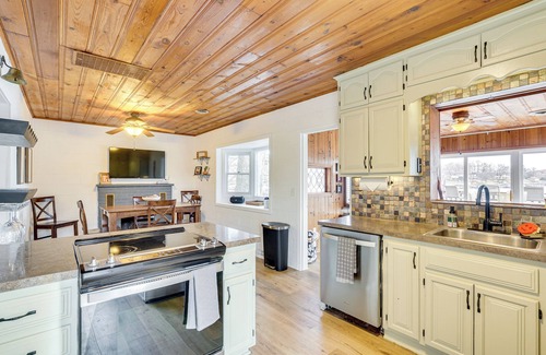 Sunrise Beach Cabin | Sunrise Beach Lake House w/Water Views & Dock!