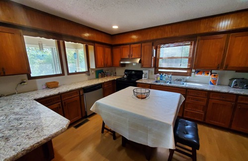 Garfield House | SUNRISE BLISS- Lakefront; Minutes to Dam Site Park and Indian Creek Park