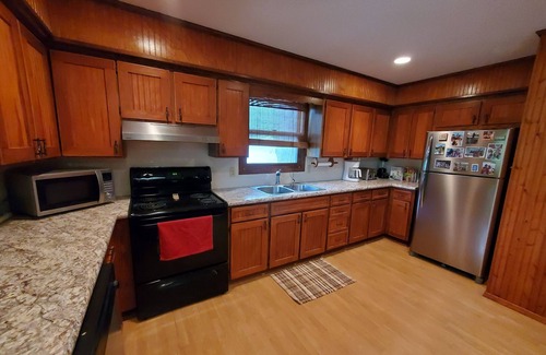 Garfield House | SUNRISE BLISS- Lakefront; Minutes to Dam Site Park and Indian Creek Park