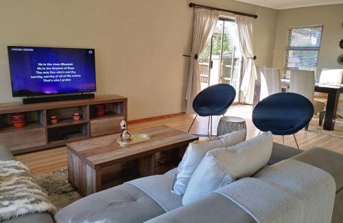 Krugersdorp Villa | Sunrise Mountains View
