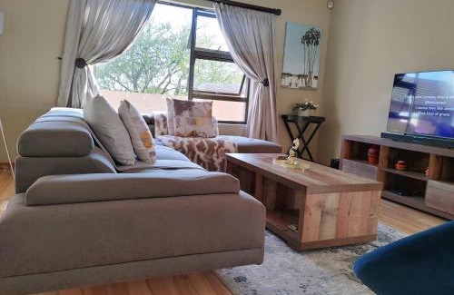 Krugersdorp Villa | Sunrise Mountains View