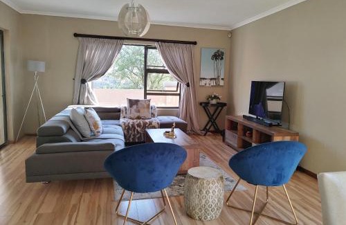 Krugersdorp Villa | Sunrise Mountains View