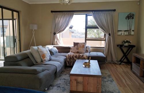Krugersdorp Villa | Sunrise Mountains View