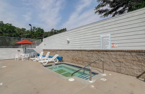 Lake Delton Condo | Sunrise Suites - Lakefront - Location Location!