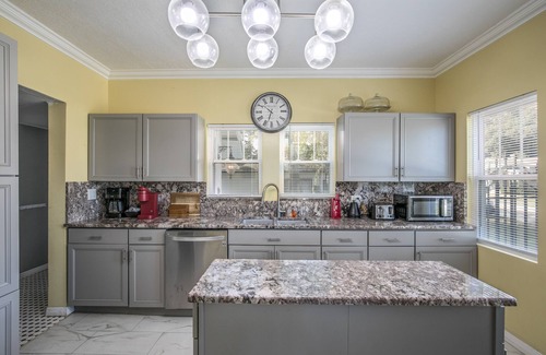 Holly Hill House | Sunrises at home near beach an hour from Orlando