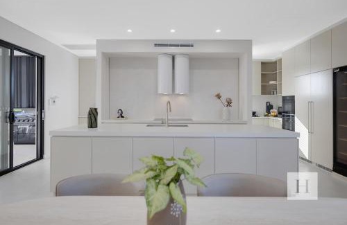 Morisset Park House | Sunset and Serenity Trinity