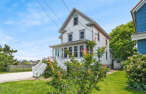Chincoteague House | Sunset Bay Cottage - Main Street charm with water views!