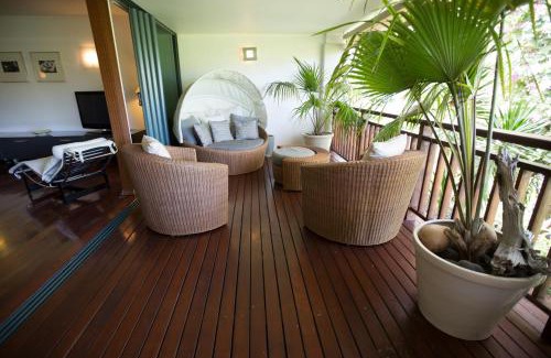 Punaauia Apartment | Sunset Beach Carlton- Tahiti - beachfront luxury residence & pool - 4 pers