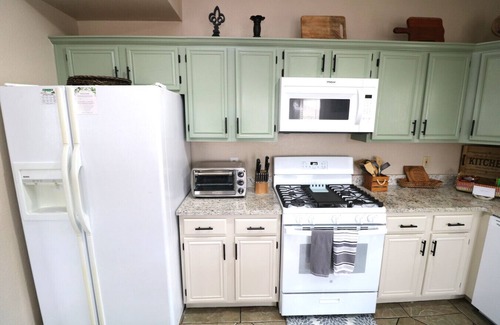 El Paso House | Sunset Escape – Parkside Retreat