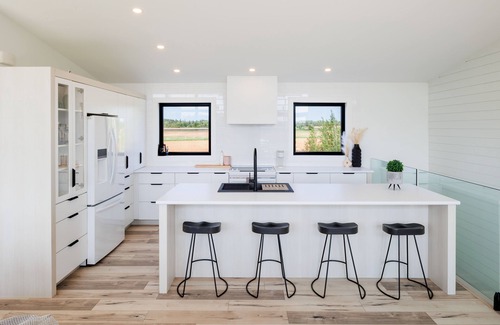 Kensington House | Sunset Hideaway . Beautiful New & Modern Full Home Rental