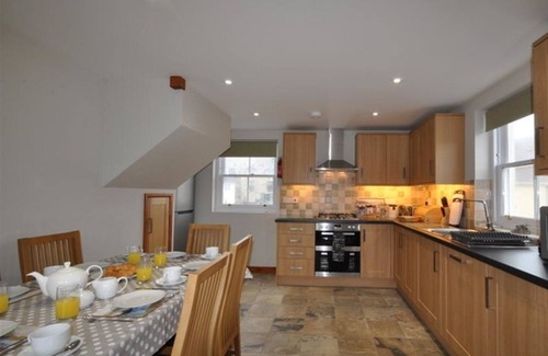 Portland House | SUNSET LODGE, family friendly in Fortuneswell