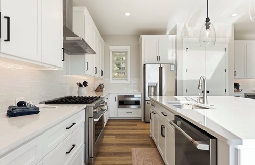 Lake Norman of Catawba House | Sunset Retreat at the Lake | Sleeps 24 | Pool