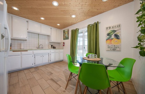 Joshua Tree House | "Sunset Skyline" Enjoy tranquil majestic views at this swanky Joshua Tree escape