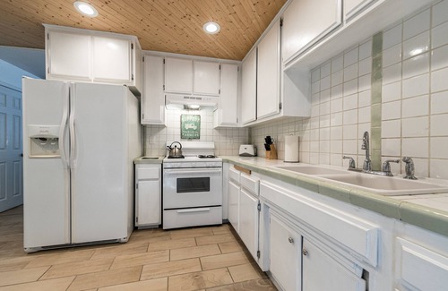 Joshua Tree House | "Sunset Skyline" Enjoy tranquil majestic views at this swanky Joshua Tree escape