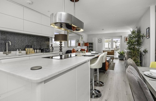 Brighton City Centre House | Sunset Townhouse with Parking