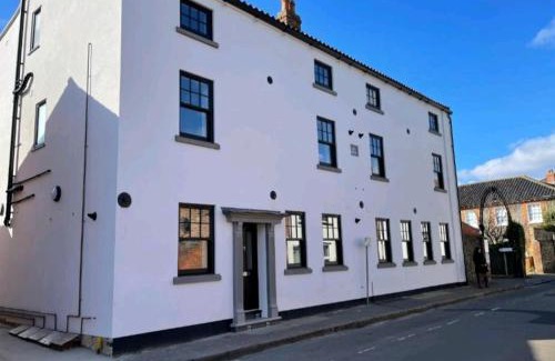Holt Apartment | Sunset View, 2 bedrooms in the heart of Holt with parking