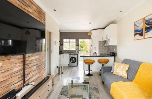 Centurion Apartment | Sunset View Apartment with Free Secure Parking in Central Location