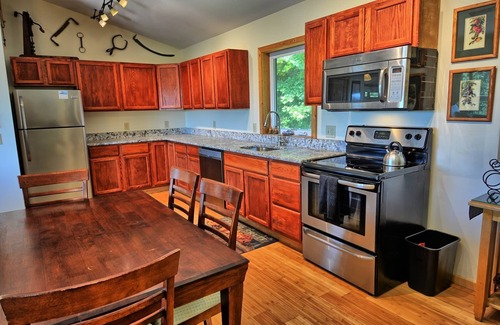 West Jefferson Ski Chalet | Sunset Vistas-Open for Bookings! 1 BR, Hot Tub, Views