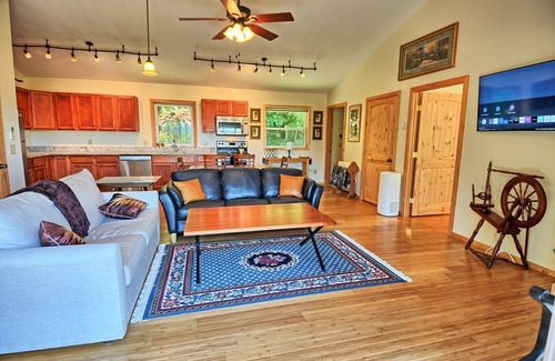 West Jefferson Ski Chalet | Sunset Vistas-Open for Bookings! 1 BR, Hot Tub, Views