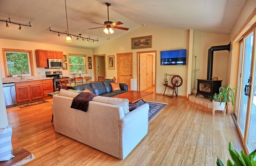 West Jefferson Ski Chalet | Sunset Vistas-Open for Bookings! 1 BR, Hot Tub, Views