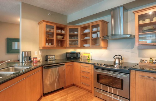 North End Condo | Sunset Waterfront Resort by KelownaGo