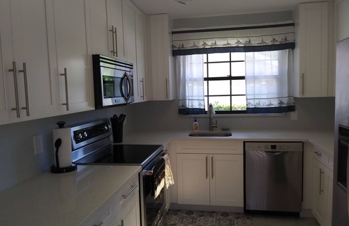 Boynton Beach House | Sunshine Haus - Clean & Quiet - Minutes to Beach or Shopping