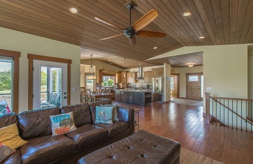 Wapato Point House | Sunshine House at Wapato Point Lake Chelan 5 minute walk to downtown Manson!