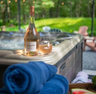 Albrightsville House | Sunshine Pines Sleeps 14 Hot Tub Pool Table Kayaks