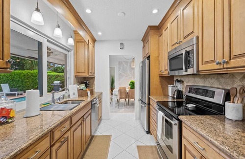 Coral Ridge Isles House | Sunshine Retreat ~ Waterfront~Pool~Paddle Boards