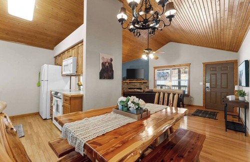 Reeds Spring Cabin | Sunshine Stonebridge Cabin near Silver Dollar City - Pools, Lake, Golf!