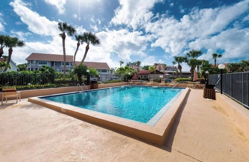 Englewood Condo | Sunshine Swimmers Casita, 206