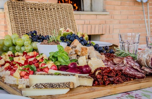 Castelnuovo di Garfagnana Villa | Superb villa with panoramic views of the Tuscan hills with infinity pool and sun terrace