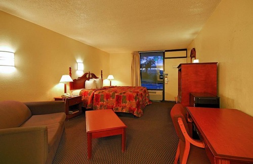 Ferry Pass Hotel | Super 6 Inn & Suites