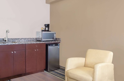 Brandon Hotel | Super 8 by Wyndham Brandon MB